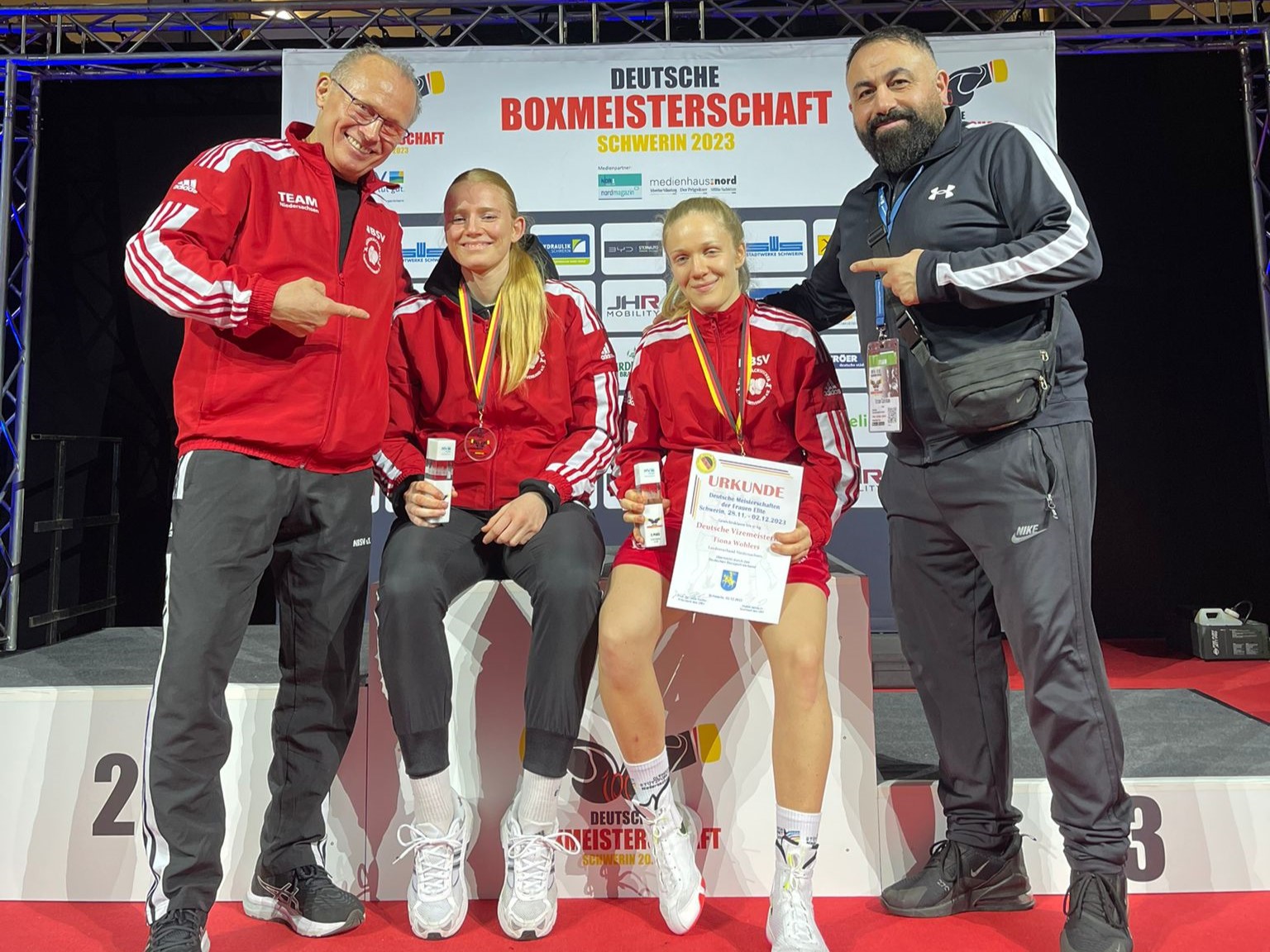 v.l.n.r.: Artur Mattheis, Theda de Jong (AKC Wolfsburg), Fiona Wohlers und Ercan Caliskan